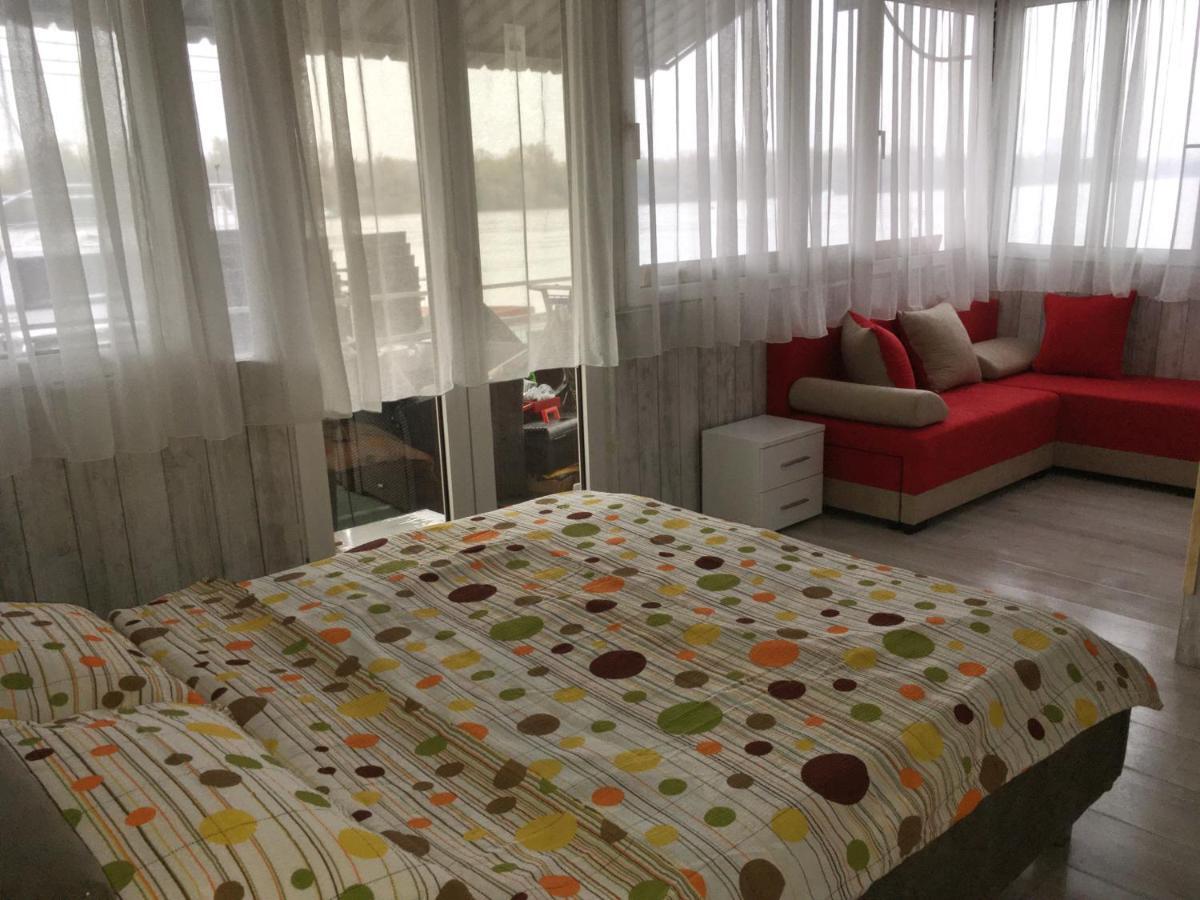 Splav Guest Hause Gusar Hotel เบลเกรด ภายนอก รูปภาพ